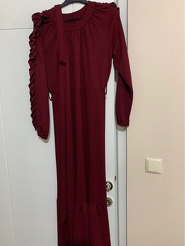 Kolları fırfırlı bordo elbise