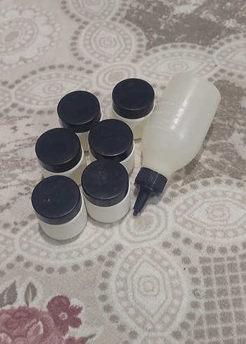 Beden Küçük Siyah Kapaklı Vücut Losyonu Kavanozları