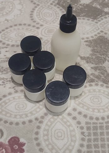 Farmasi Küçük Siyah Kapaklı Vücut Losyonu Kavanozları