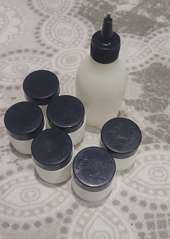 Küçük Siyah Kapaklı Vücut Losyonu Kavanozları