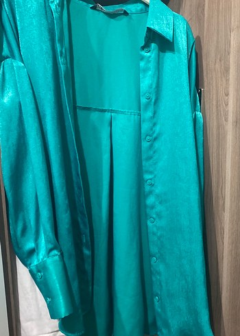 Uzun, bol kesim, parlak turkuaz kadın gömlek - Görsel 2