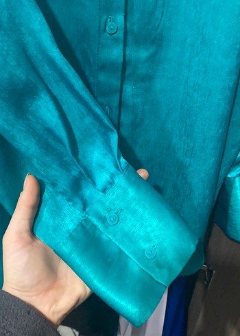 Uzun, bol kesim, parlak turkuaz kadın gömlek - Görsel 4