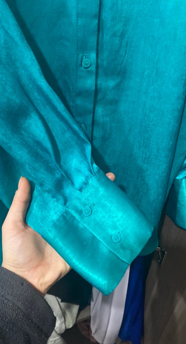 Uzun, bol kesim, parlak turkuaz kadın gömlek - Görsel 4