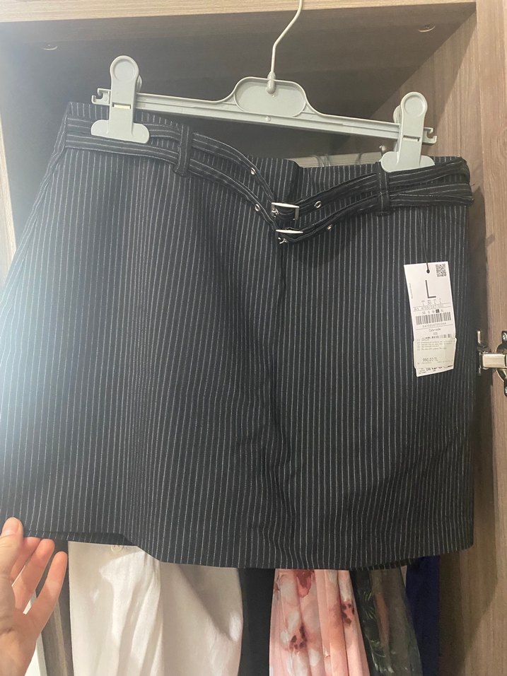 Çizgili Kemerli Siyah Mini Etek - Görsel 3