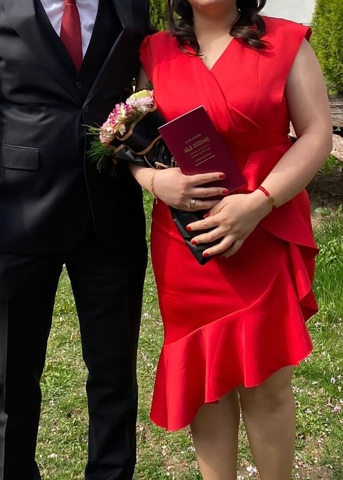 Kırmızı Elbise - Görsel 3