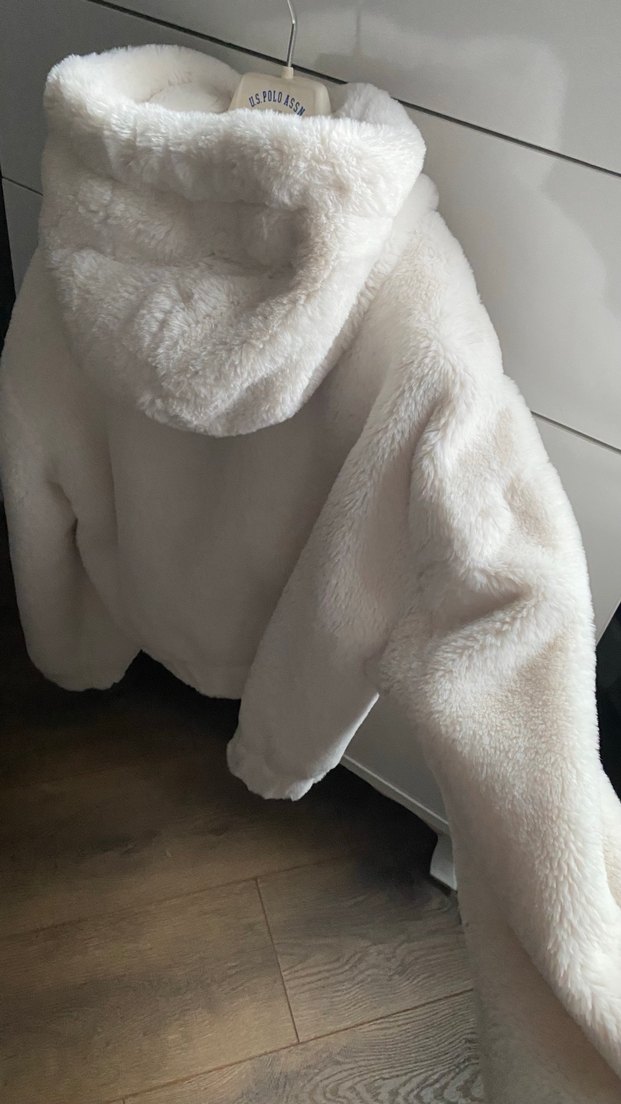 Bershka Kapüşonlu Beyaz Peluş Mont - Görsel 4