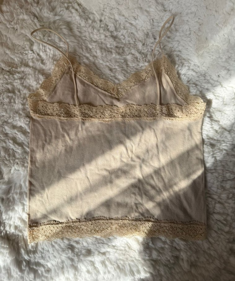 Dantel detaylı bej rengi crop top - Görsel 2