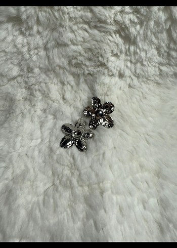 Gümüş rengi çiçek model küpe - Görsel 2