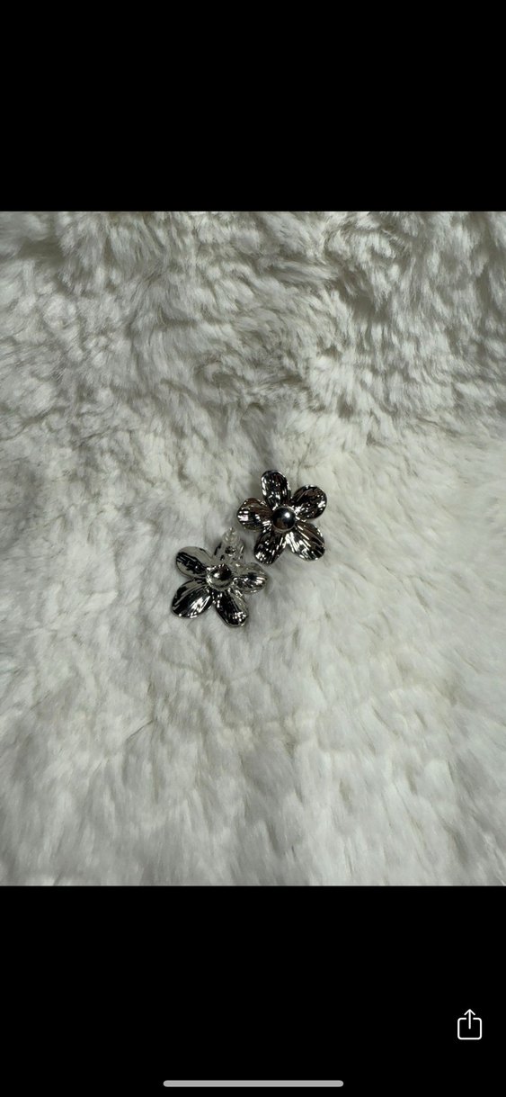 Gümüş rengi çiçek model küpe - Görsel 2