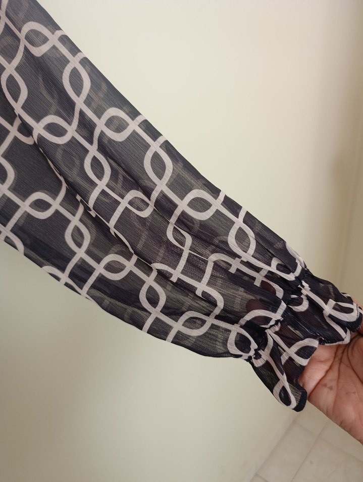 Uzun Kollu Zincir Detaylı V Yaka Gri Bluz - Görsel 2