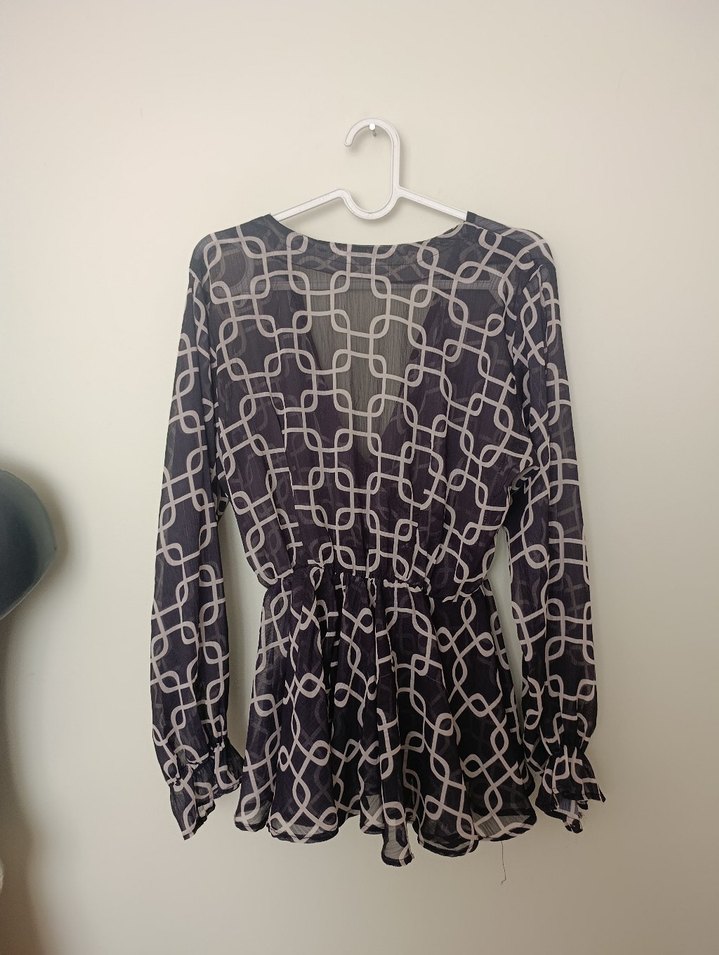 Uzun Kollu Zincir Detaylı V Yaka Gri Bluz - Görsel 3