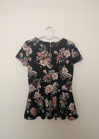 Çiçek Desenli Siyah Tişört - Görsel 2