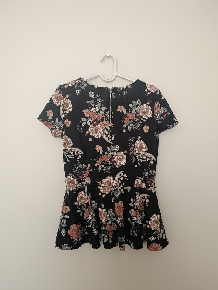 Çiçek Desenli Siyah Tişört - Görsel 2