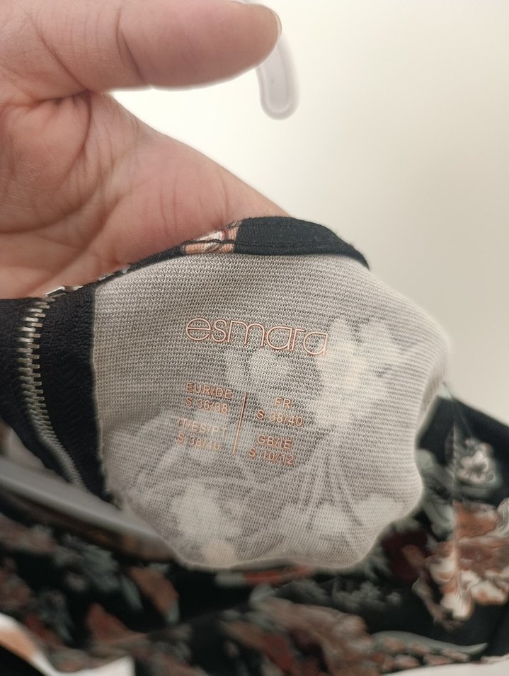 Çiçek Desenli Siyah Tişört - Görsel 3