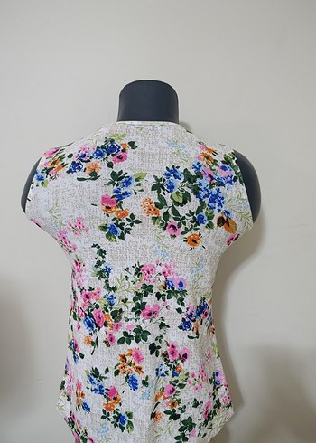 Çiçek Desenli Zincir Detaylı Kolsuz Bluz - Görsel 4