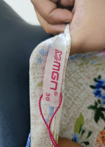 Çiçek Desenli Zincir Detaylı Kolsuz Bluz - Görsel 5