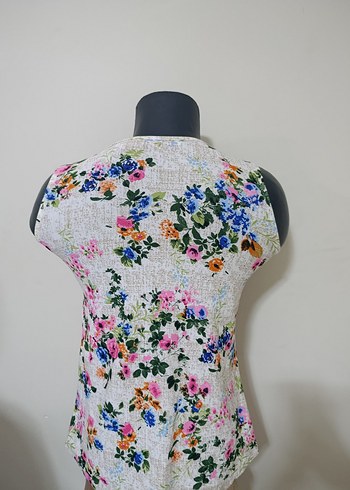 Çiçek Desenli Zincir Detaylı Kolsuz Bluz - Görsel 3