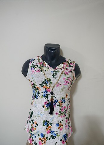 Çiçek Desenli Zincir Detaylı Kolsuz Bluz - Görsel 2