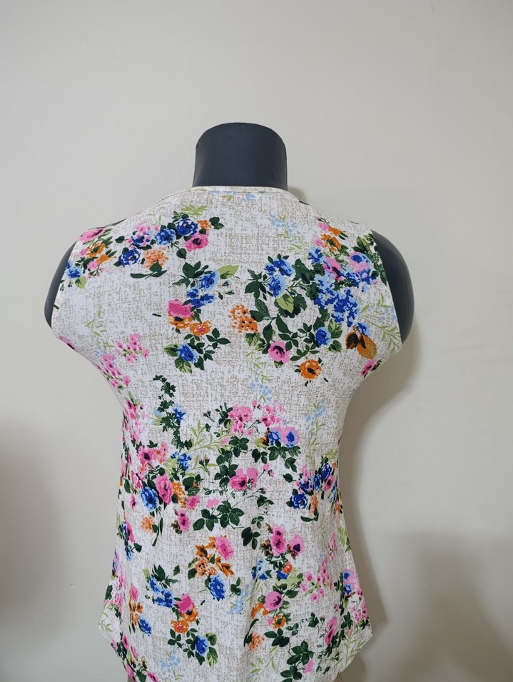 Çiçek Desenli Zincir Detaylı Kolsuz Bluz - Görsel 4