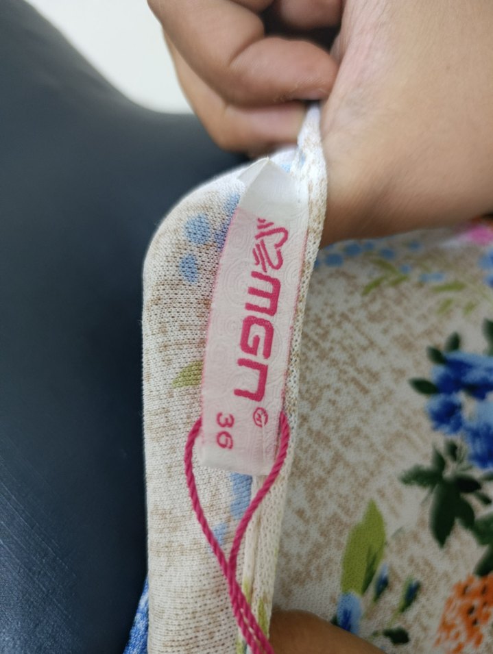 Çiçek Desenli Zincir Detaylı Kolsuz Bluz - Görsel 5