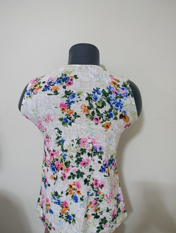 Çiçek Desenli Zincir Detaylı Kolsuz Bluz - Görsel 3