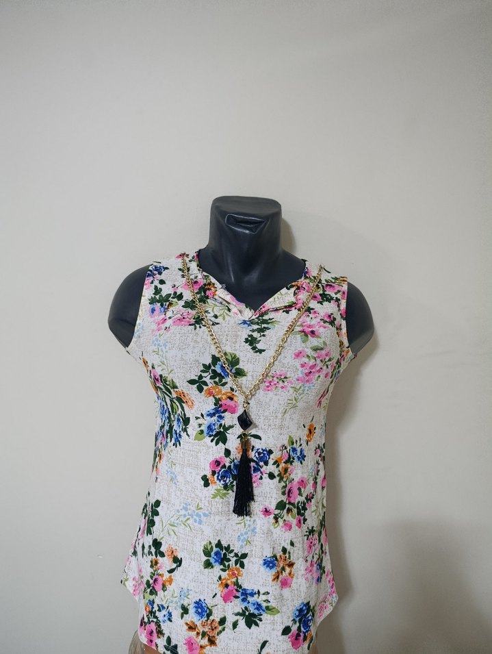 Çiçek Desenli Zincir Detaylı Kolsuz Bluz - Görsel 2