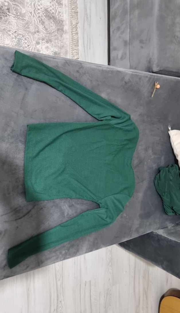 Uzun Kollu V Yaka Yeşil Bluz - Görsel 3