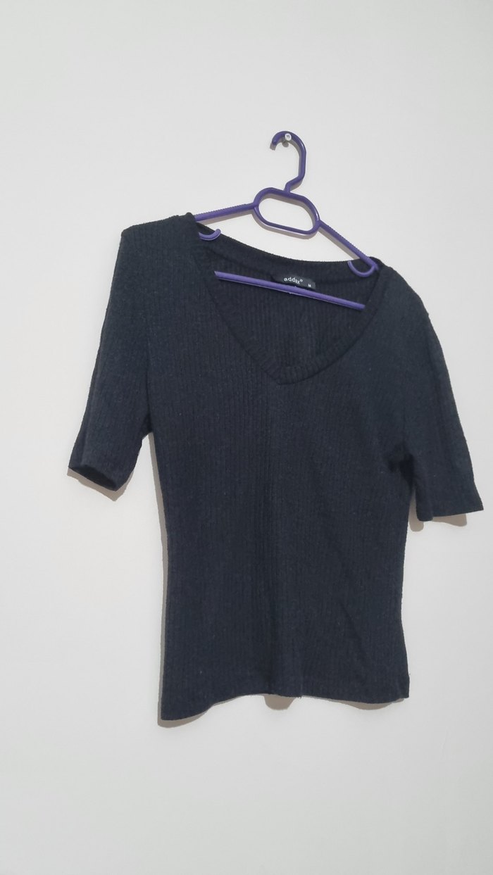 Siyah V Yaka Kısa Kollu Kadın  Tişört - Görsel 2