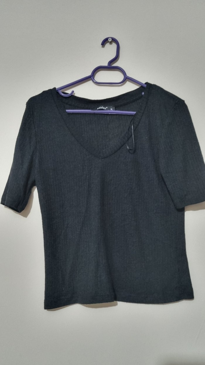 Siyah V Yaka Kısa Kollu Kadın  Tişört - Görsel 3