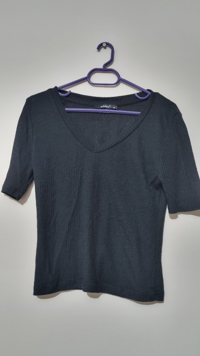 Siyah V Yaka Kısa Kollu Kadın  Tişört - Görsel 4