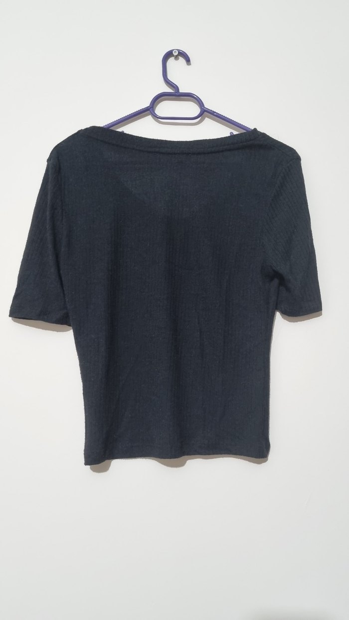 Siyah V Yaka Kısa Kollu Kadın  Tişört - Görsel 5