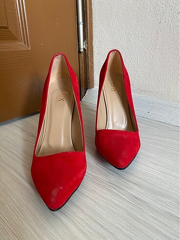 Kırmızı stiletto