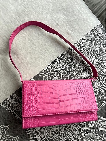 Pembe kutu çanta