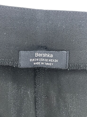34 Beden siyah Renk Bershka Düz Kesim %70 İndirimli.