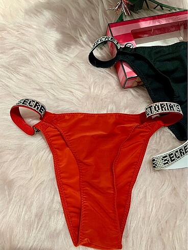 Victoria s Secret VS TAŞLI 3?LÜ KÜLOT ÖZEL KUTUSUNDA GÖNDERİM SAĞLANIR XL BEDEN L/