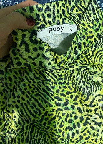 Sarı Yılan Desenli Balıkçı Yaka Triko Bluz - Görsel 2