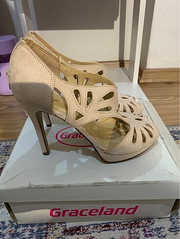 Deichmann Burnu açık desenli krem renk topuklu ayakkabı Deichmann / Gracel