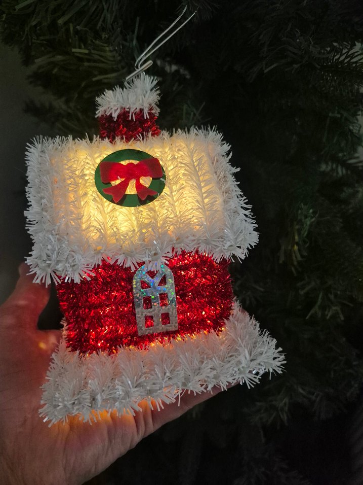 Renkli Işıklı Kırmızı Yılbaşı Evi Süsü - Görsel 4