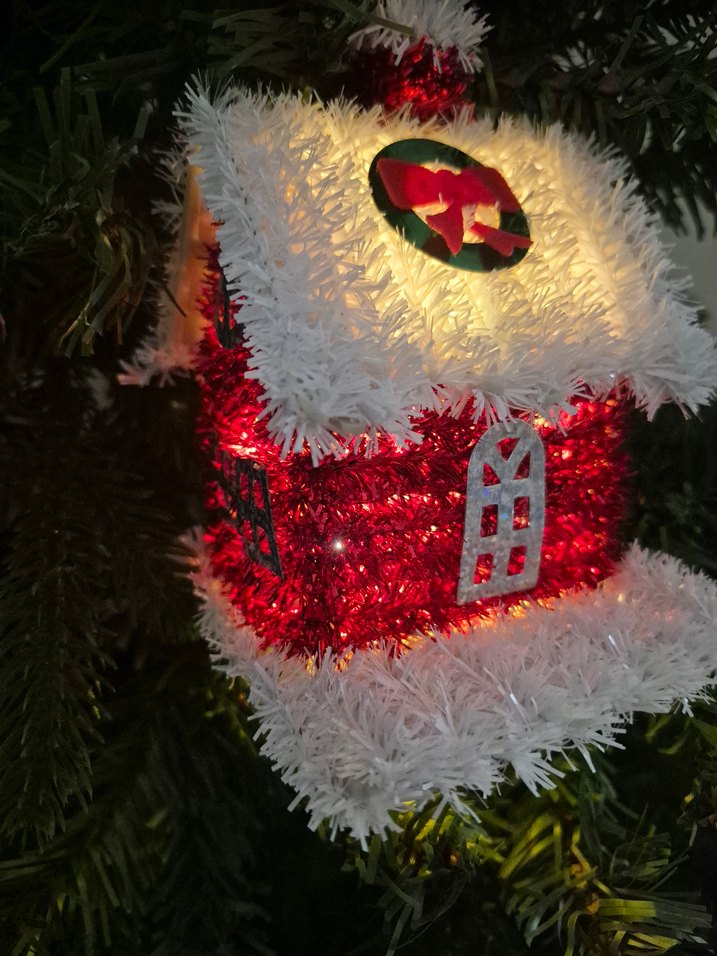 Renkli Işıklı Kırmızı Yılbaşı Evi Süsü - Görsel 3