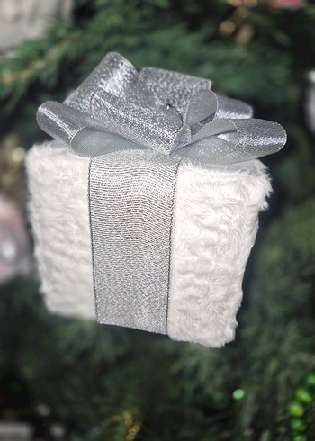 Beyaz Peluş Gümüş Kurdeleli Hediye paketi - Görsel 8