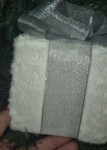 Beyaz Peluş Gümüş Kurdeleli Hediye paketi - Görsel 3