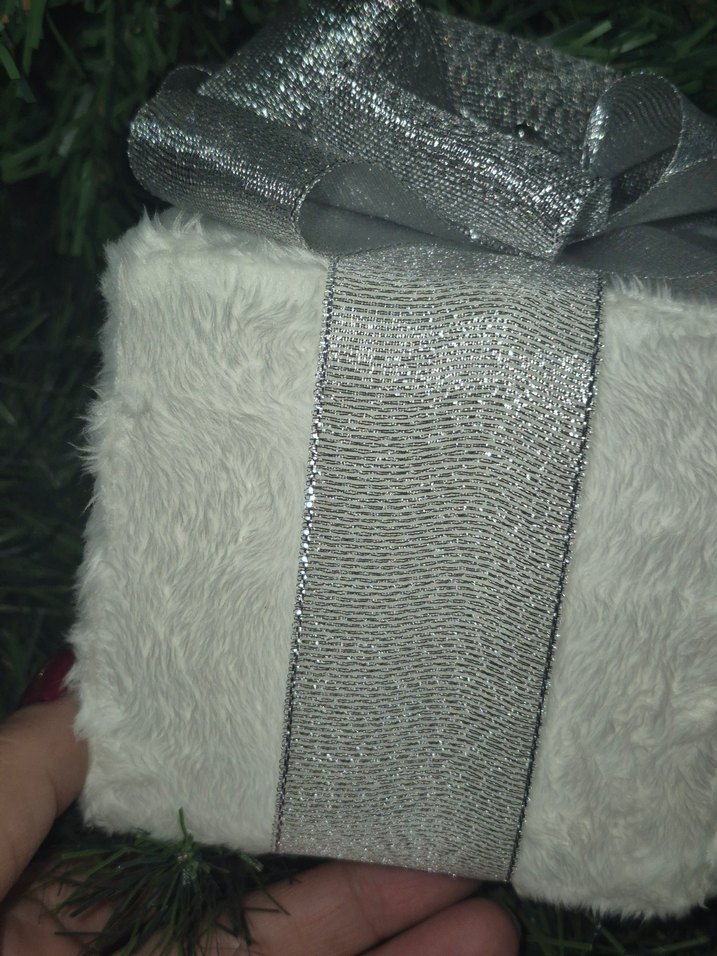 Beyaz Peluş Gümüş Kurdeleli Hediye paketi - Görsel 3