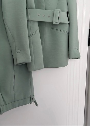 Kadın su yeşili Kemerli Midi Blazer ve pantolon - Görsel 4