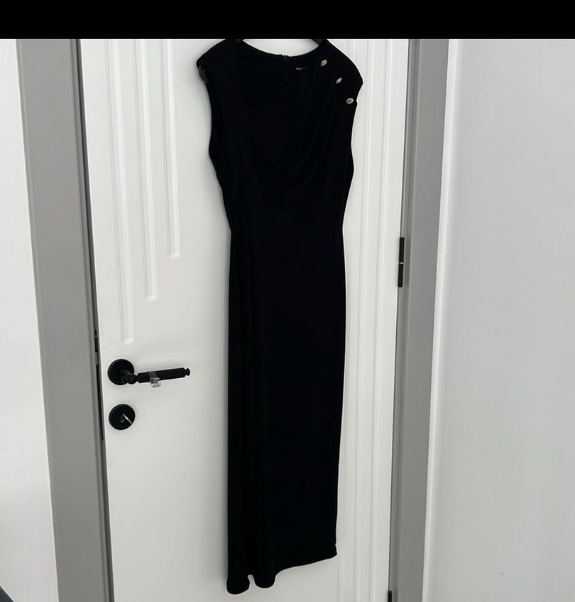 Siyah V Yakalı Düğmeli Uzun Elbise - Görsel 3