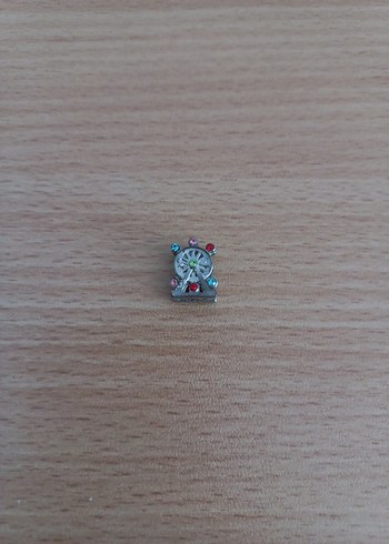 Markasız Dönme Dolap Sallantılı Charm