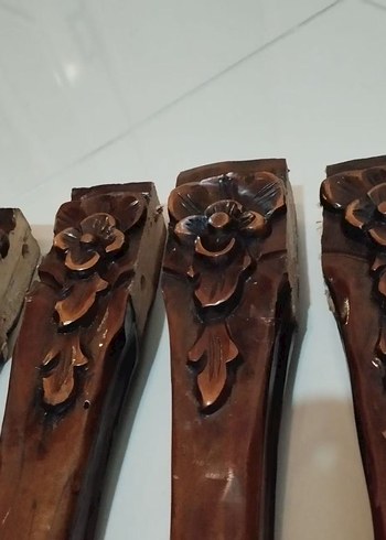 Beden kahverengi Renk Oyma Çiçek Detaylı Ahşap Ayaklar