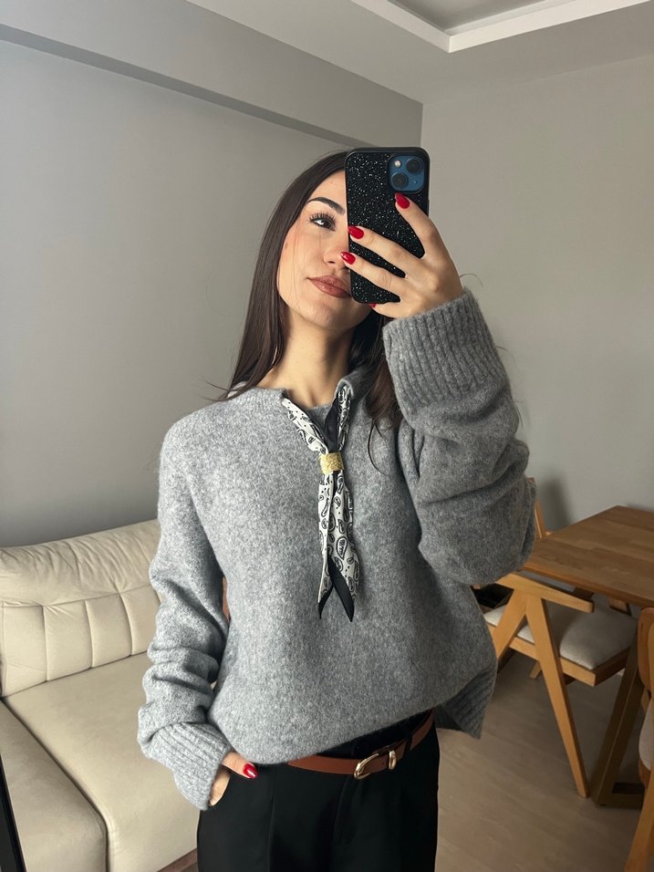 Gri fularlı  Desenli Örgü Kadın Kazak - Görsel 3