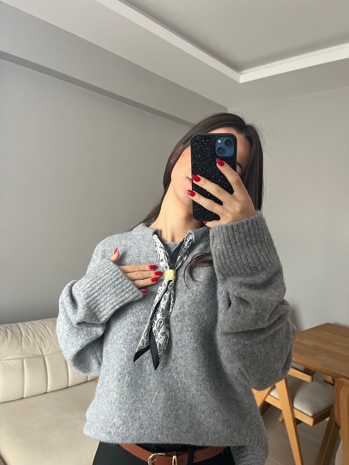 Gri fularlı  Desenli Örgü Kadın Kazak - Görsel 2