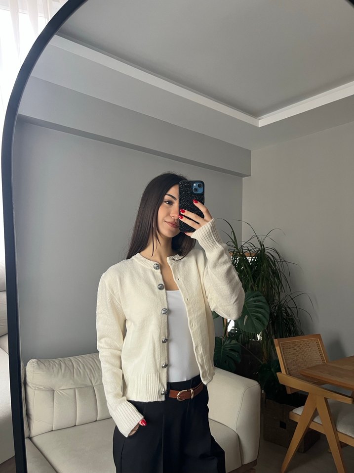 Düğmeli Beyaz Mini Kadın Hırka - Görsel 4