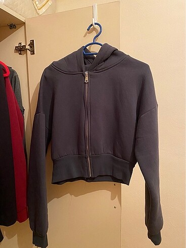 Kapüşonlu crop sweat